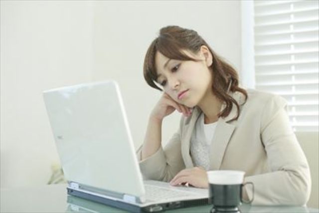 パソコンを見つめる女性