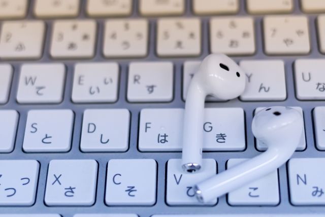 キーボードとイヤホン