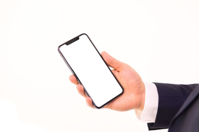 スマホを持つ手